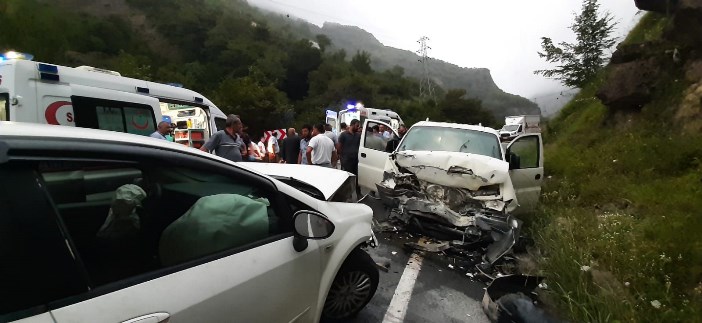 trabzonda-iki-arac-kafa-kafaya-carpisti-5-yarali.jpg
