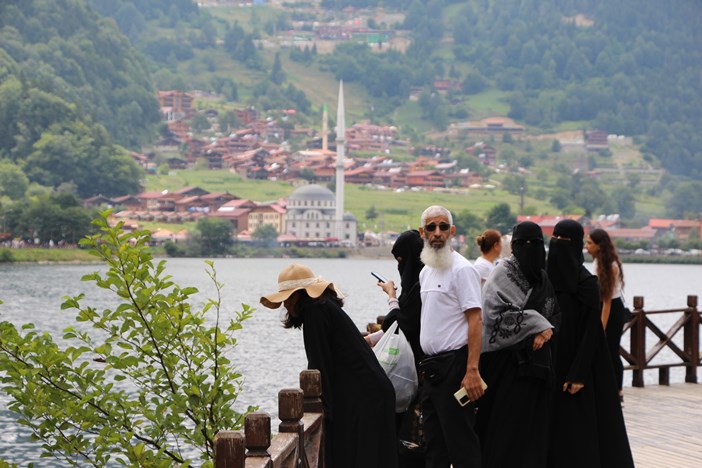 trabzon-uzungolde-turist-sayisi-artti-konaklama-azaldi-002.jpg
