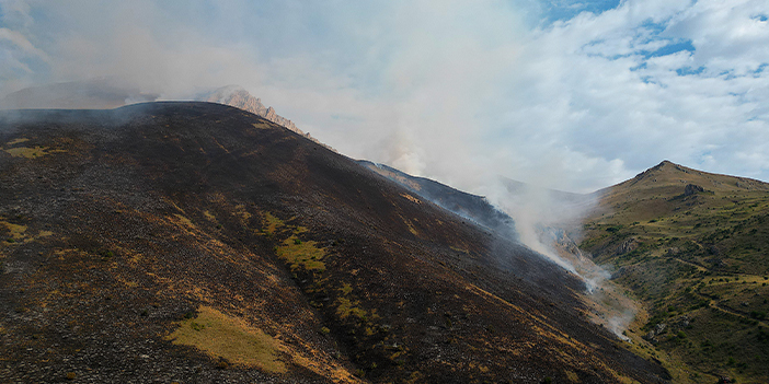 Bayburt'ta örtü yangını! Müdahale sürüyor