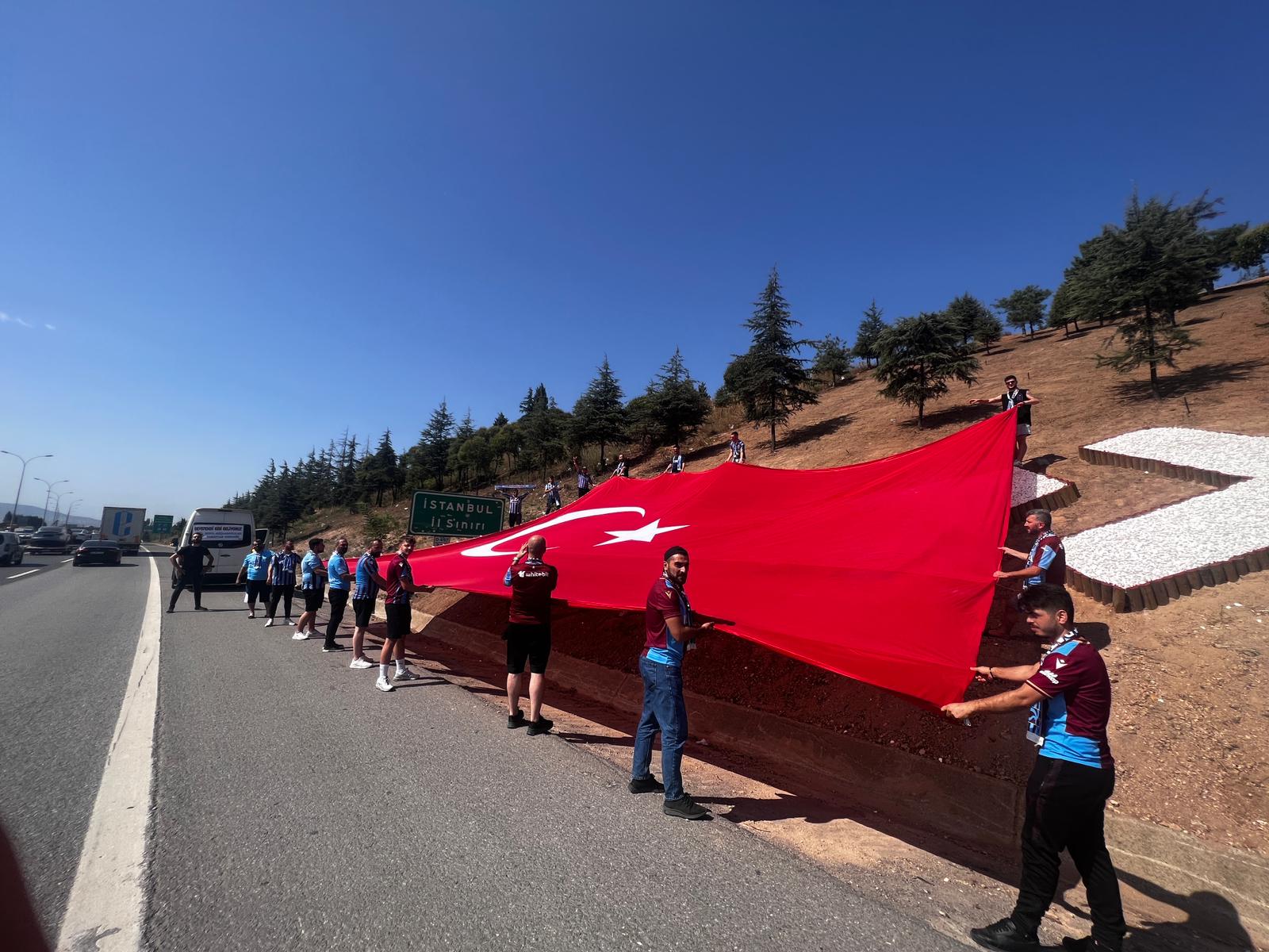 trabzonspor-taraftarlarindan-dev-turk-bayragi.jpeg