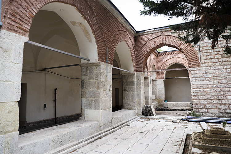 fatih-camiinin-gizli-hazinesi-karadeniz-medresesi-sarnici-gun-yuzune-cikarilacak-004.jpg