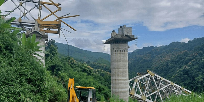 İnşaat halindeki demir yolu köprüsü çöktü! 26 kişi hayatını kaybetti