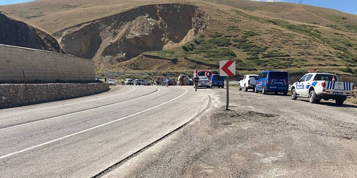 Bayburt'ta iki araç birbirine girdi! 11 yaralı 