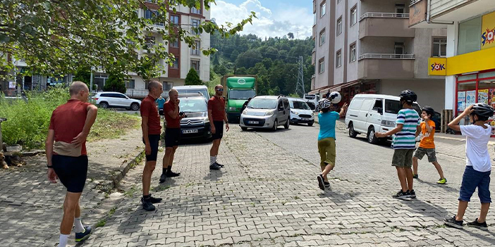 Dünya turuna çıkan 4 bisikletçi Hopa’da mola verdi