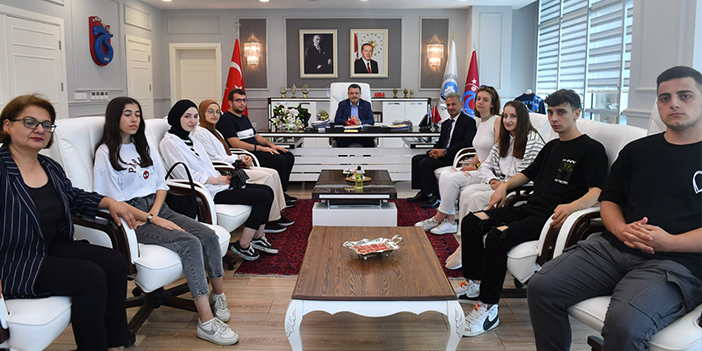 Trabzon'da öğrencilerden Başkan Genç'e ziyaret