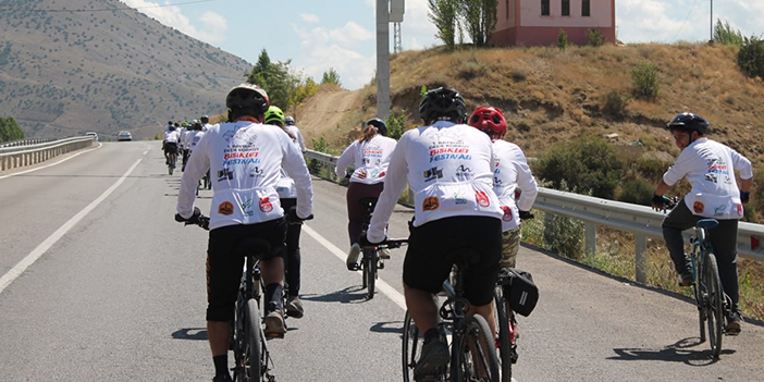 Bisiklet tutkunlarından Bayburt'ta farkındalık projesi! Kilometrelerce yol kat ettiler 