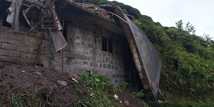 Rize'de etkili yağış heyelan getirdi! Vatandaşın evi toprak doldu "Dünya gitmiş"