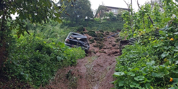 Rize'de etkili yağış heyelan getirdi! Vatandaşın evi toprak doldu "Dünya gitmiş"