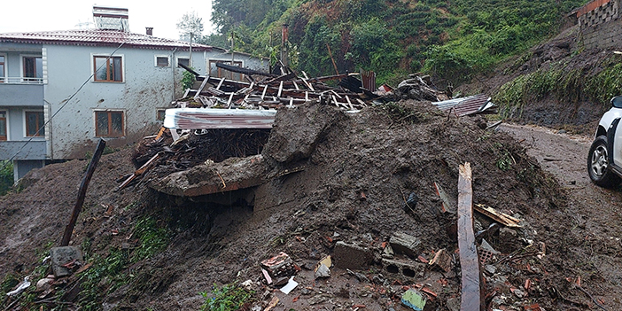 Rize'de etkili yağış heyelan getirdi! Vatandaşın evi toprak doldu "Dünya gitmiş"