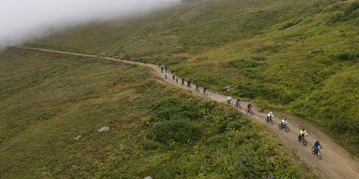 Bayburt ve Trabzon arasında bulunan tehlikeli yolda pedal çevirdiler 
