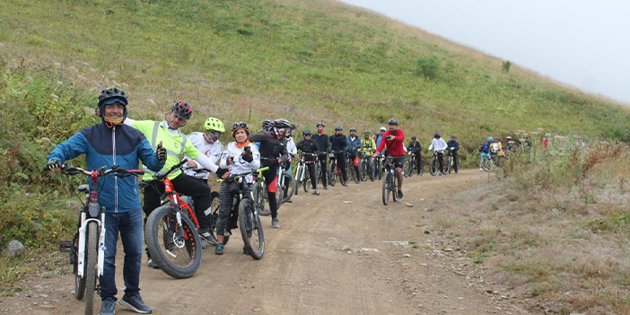 Bayburt ve Trabzon arasında bulunan tehlikeli yolda pedal çevirdiler 