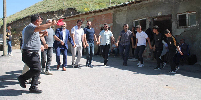 Bayburt'ta bir düğünde hem halay çektiler hem cirit oynadılar