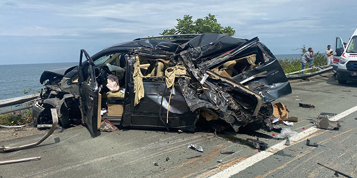 Rize'de odun yüklü tır yola devrildi! 2 kişi yaralandı