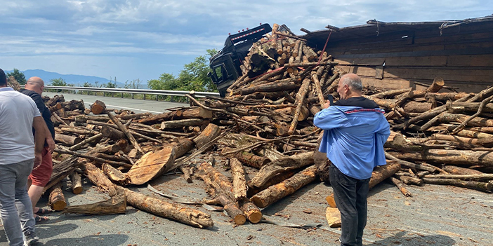 Rize'de odun yüklü tır yola devrildi! 2 kişi yaralandı
