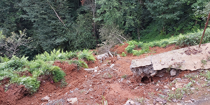 Rize'de yağış etkili oldu! 2 katlı binanın altındaki toprak kayması korkuttu