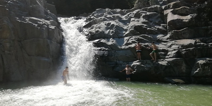 Rize'de sıcaktan bunalanlar soluğu Katarahte Şelalesi'nde alıyor