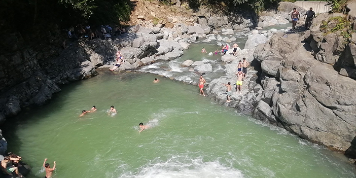 Rize'de sıcaktan bunalanlar soluğu Katarahte Şelalesi'nde alıyor