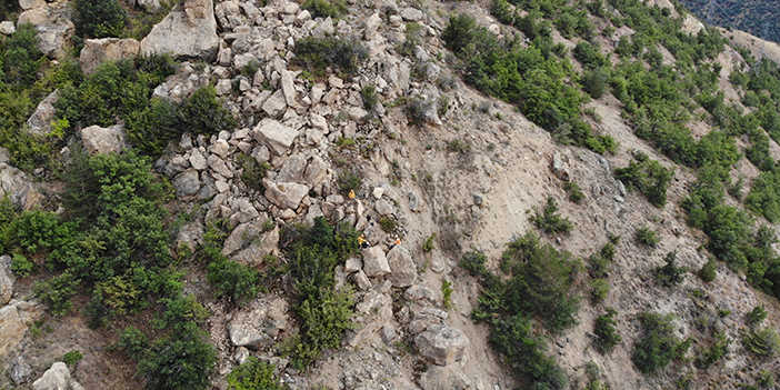 Dev kayalar mahalle sakinlerini tedirgin etti! Dağcılar harekete geçti