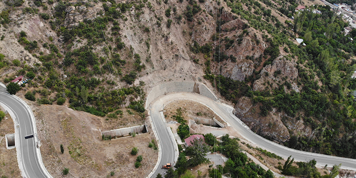 Dev kayalar mahalle sakinlerini tedirgin etti! Dağcılar harekete geçti