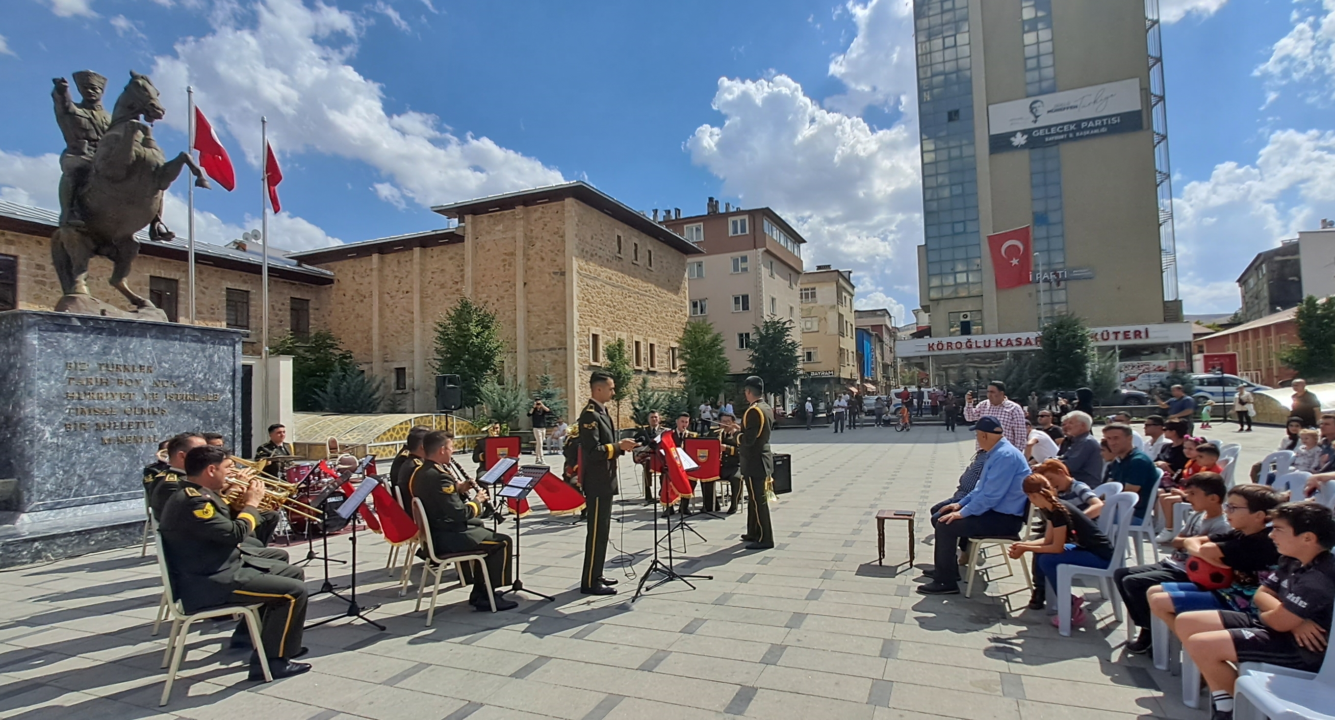 3-ordu-komutanligi-bando-takimindan-bayburtta-konser.jpg