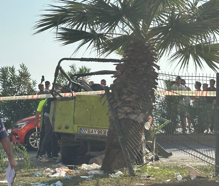 antalyada-turistlerin-safari-faciasi-2-olu-15-yarali.jpg