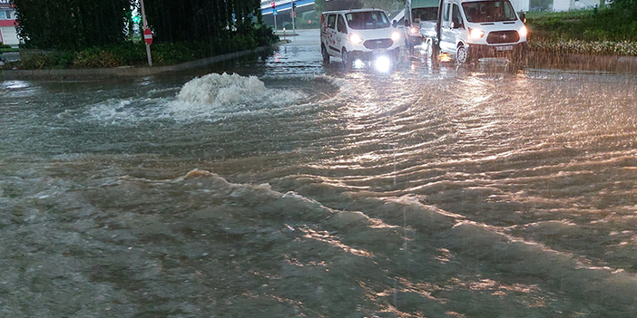 Samsun'da sağanak sele dönüştü! Yollar çöktü, araçlar mahsur kaldı 