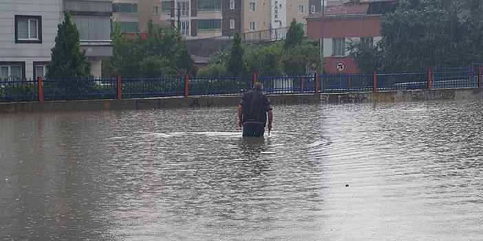 Samsun'da sağanak sele dönüştü! Yollar çöktü, araçlar mahsur kaldı 