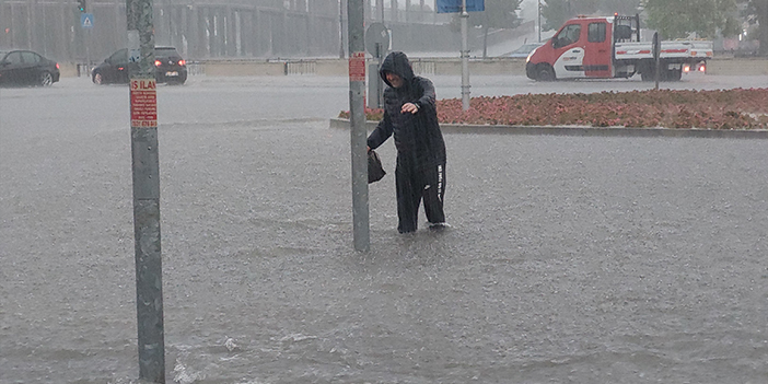 Samsun'da sağanak sele dönüştü! Yollar çöktü, araçlar mahsur kaldı 