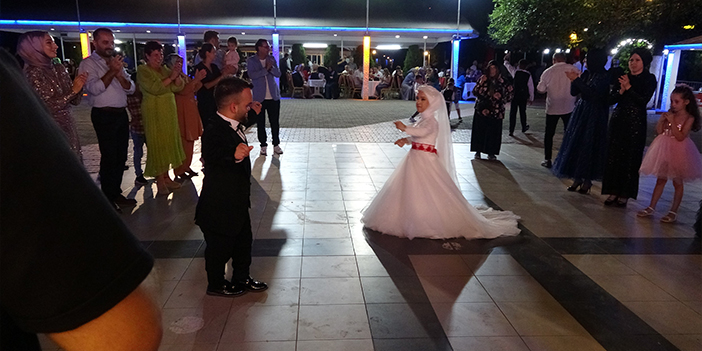 Boyları küçük ama aşkları büyük! Trabzon'da dünya evine girdiler