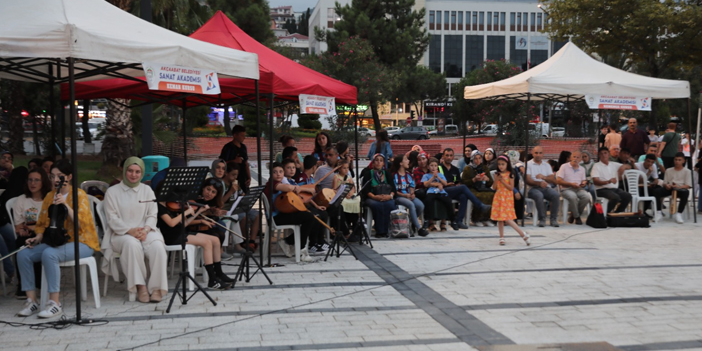 Akçaabat’ta sanat akademisi’nden açık hava performansı