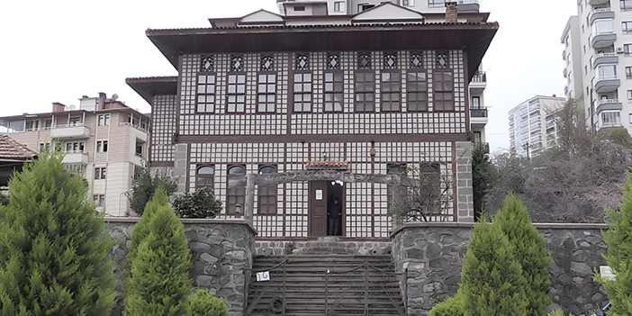 Artvinli iş insanının 52 yılda biriktirdiği eski eşyalar tarihi konakta sergileniyor