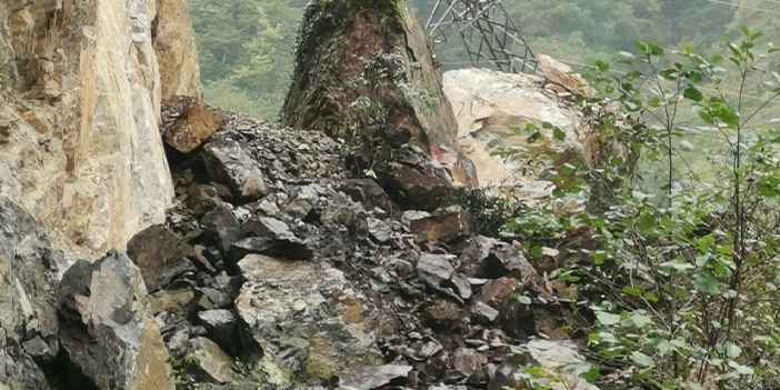 Giresun'da Espiye-Ericek grup yolu, heyelan nedeniyle ulaşıma kapandı