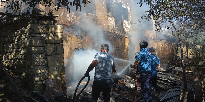Giresun'da ahşap ev alevlere teslim oldu