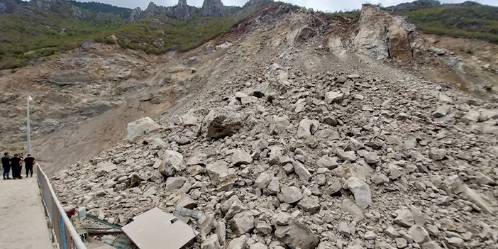 Trabzon'da  taş ocağında çökme meydana geldi! O anlar kamerada 