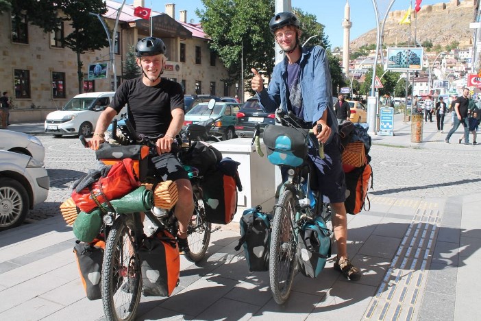 bisikletle-geldiler-bayburta-hayran-kaldilar-002.jpg