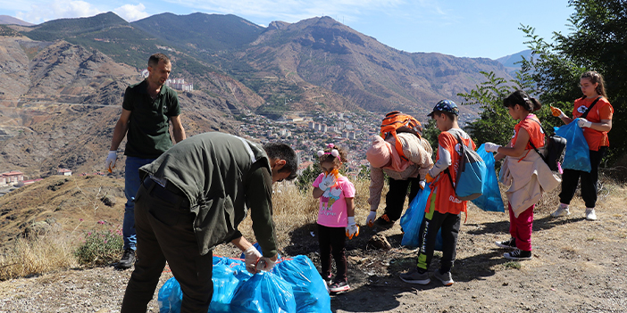 Gümüşhane’de Dünya Temizlik Gününde çevre temizliği yapıldı