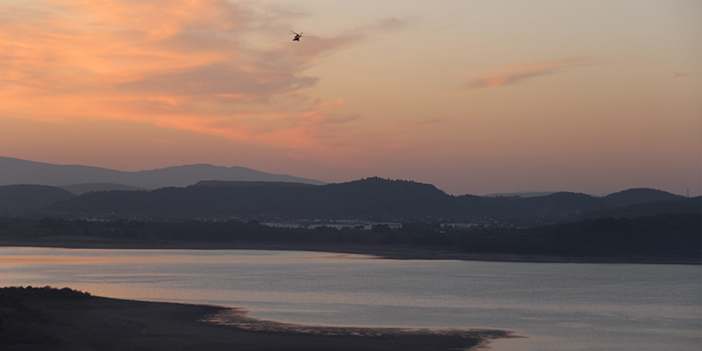 İzmir'de yangına müdahale helikopteri baraja düştü! 1 kişi kurtarıldı 3 kişi aranıyor