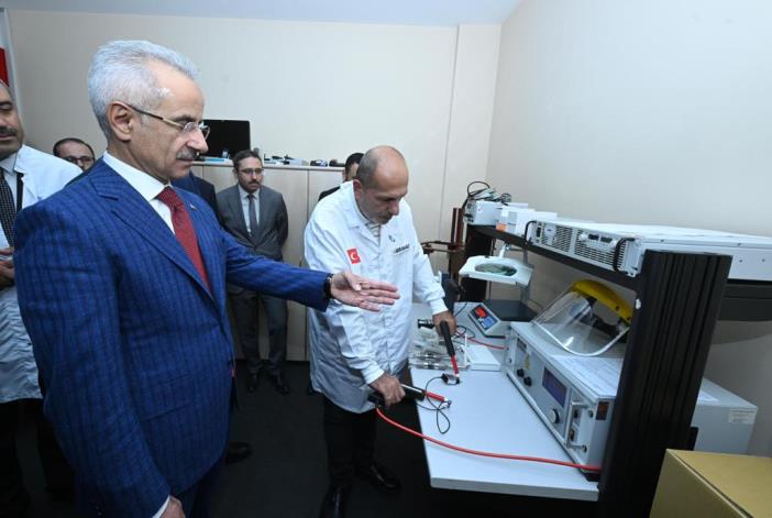 bakan-uraloglu-cep-telefonu-test-merkezini-inceledi-001.jpg
