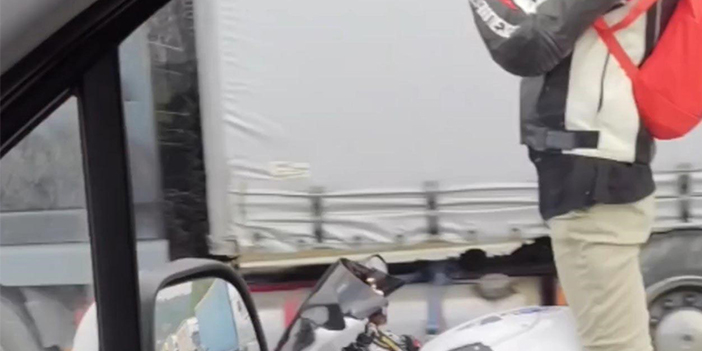 Artvin'de motosikletlinin tehlikeli yolculuğu dikkat çekti