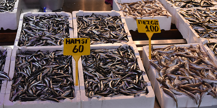 trabzondaki-balikci-tezgahlarinda-hamsi-bollugu-001.jpg