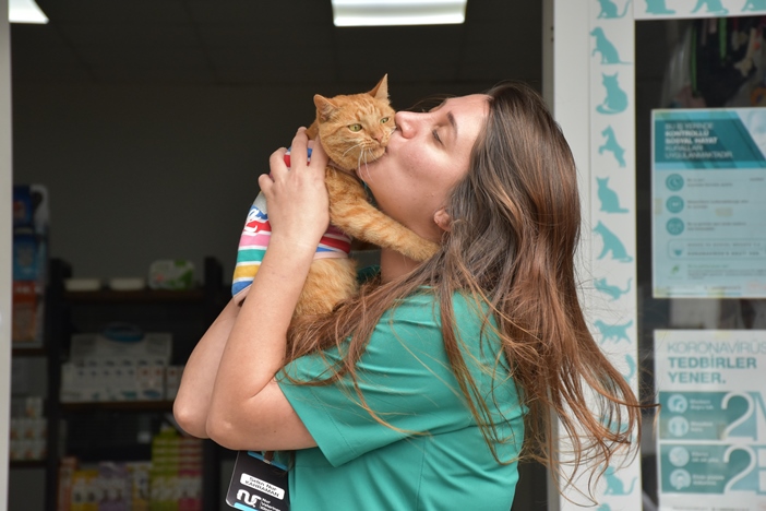 trabzonda-hayata-bagladigi-kediyi-sahiplendi-006.jpg