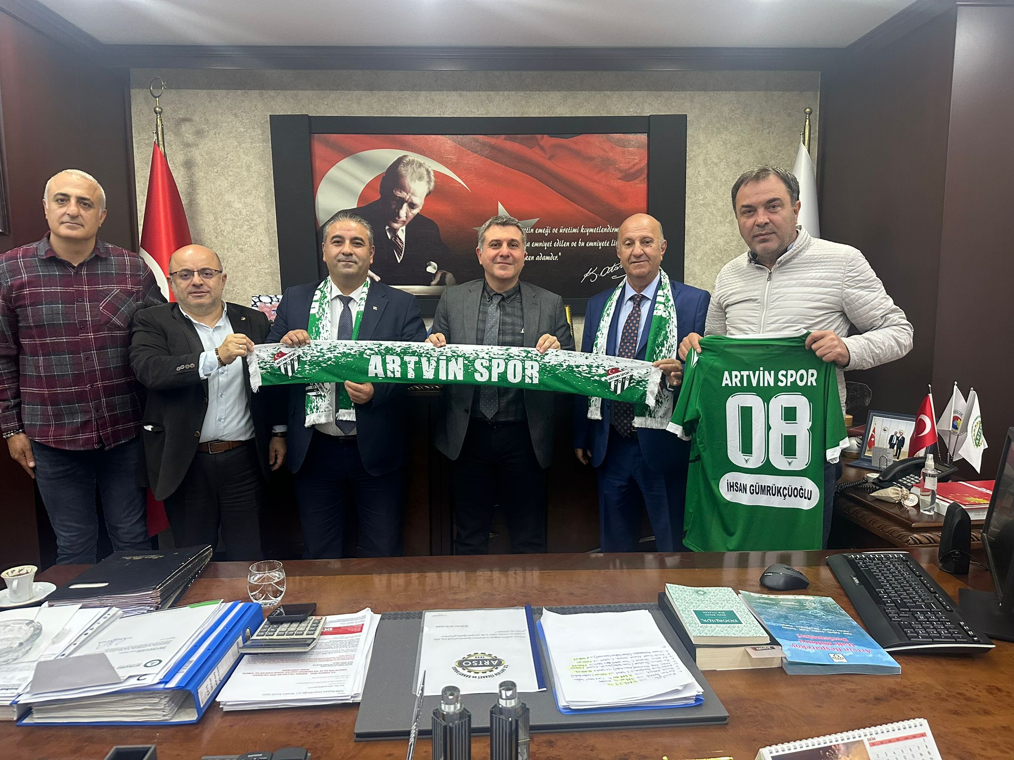 trabzondan-gelen-heyete-uzerlerinde-isimleri-yazilan-artvinspor-formasi-hediye-etti-001.jpeg