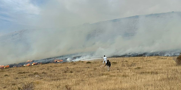 Bayburt'ta dağlık alandaki örtü yangını söndürüldü