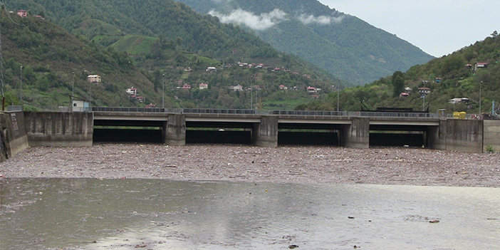 Artvin’de sel suları gölü çöplüğe döndürdü