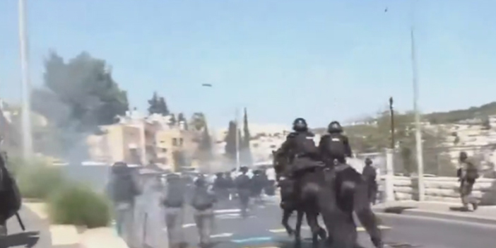 Mescidi Aksa'da cuma gerginliği! Filistinlilere gaz bombası ile müdahale