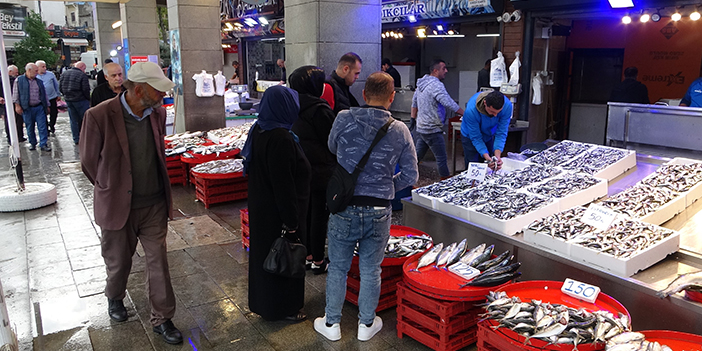 Trabzon'da hamsi tezgaha geldi! Vatandaş akın etti 