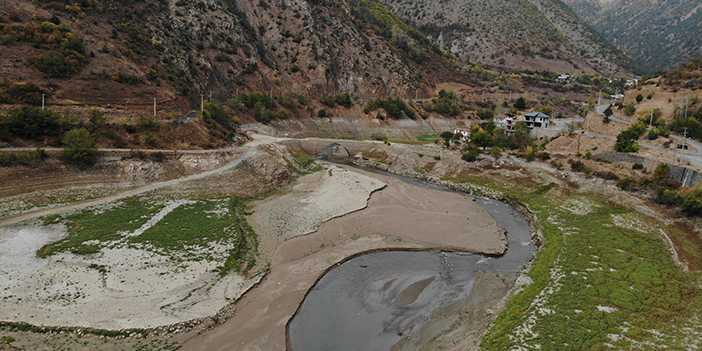 Torul Barajı'nda sular çekildi! Tarihi köprü gün yüzüne çıktı