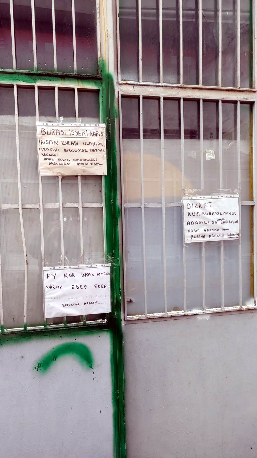 Samsun'da iş yeri önüne bırakılan araçlardan bıktı! Bulduğu yöntem gülümsetti