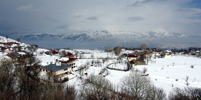 Bayburt’un yüksek kesimlerinde kar yağışı etkili oldu