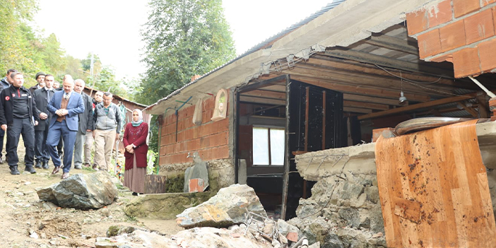 Giresun'da duvarına kaya düşen ev zarar gördü